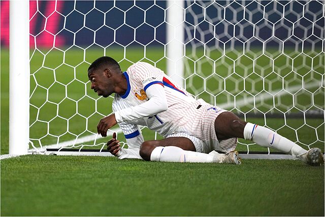 Demb�l�, en el suelo, durante un partido con la Francia.