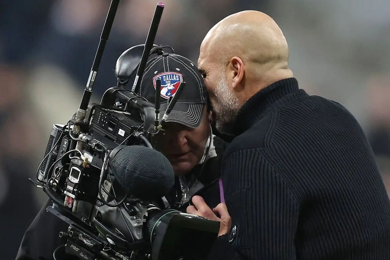 Guardiola se echa encima del c�mara tras el duelo con el Newcastle