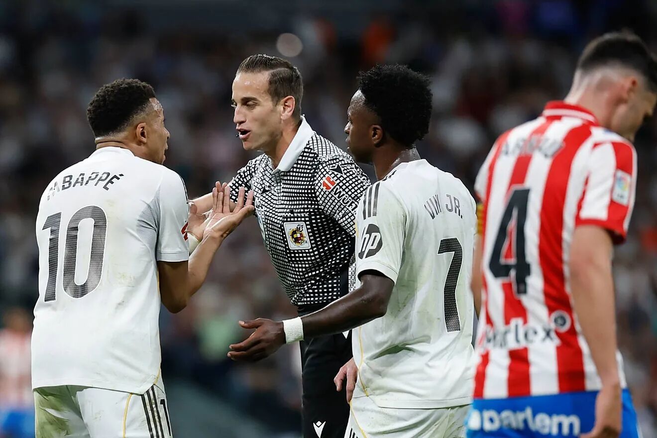 Mbapp� discute con Alberola Rojas, el �rbitro del Real Madrid contra...