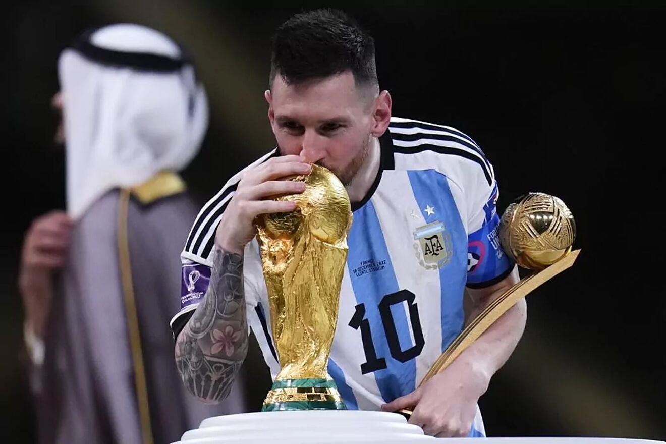 Messi besa el trofeo de campeón del mundo