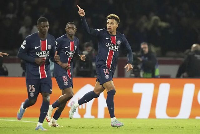 Dou� celebra el gol que le marc� al Aston Villa