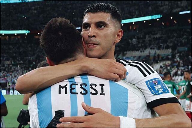 Palacios y Messi se abrazan durante un partido de Argentina.