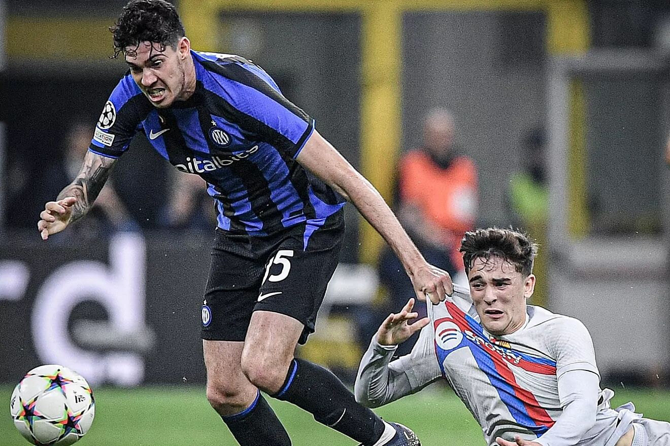 Bastoni pelea con Gavi por un bal�n en un duelo con el Barcelona