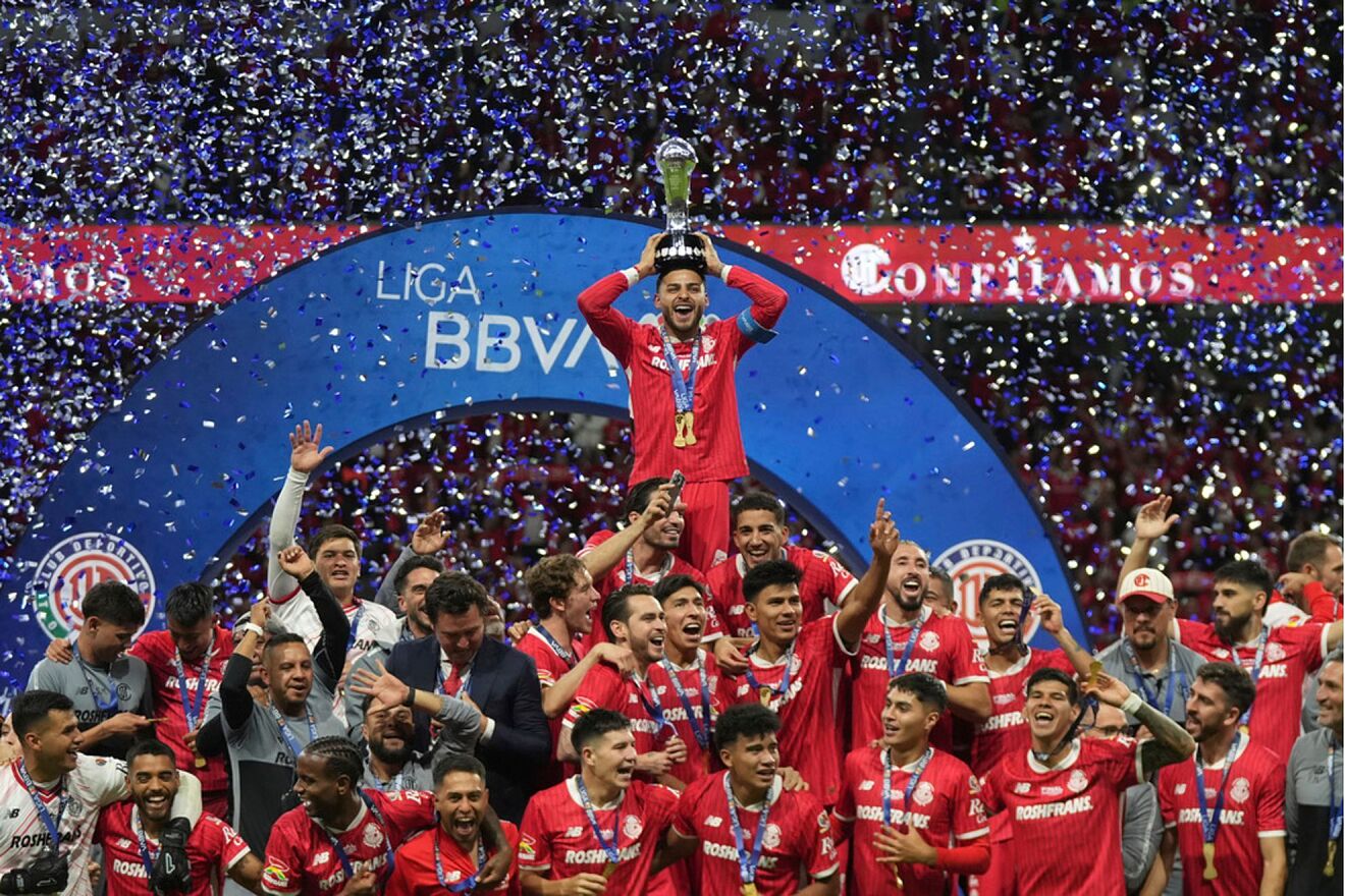 Alexis Vega del Toluca levanta el trofeo tras vencer al Am�rica en el...