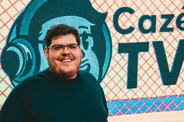 El streamer brasile�o Casimiro Miguel delante del logo de Caz� TV.