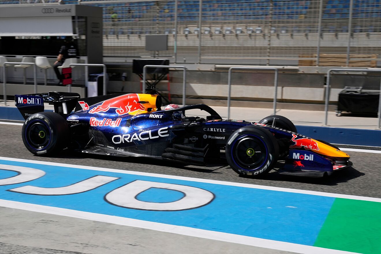 Verstappen, arriba de su Red Bull en Bahr�in.