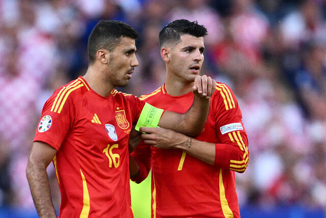 Morata le entrega le entrega la cinta de capit�n a Rodri