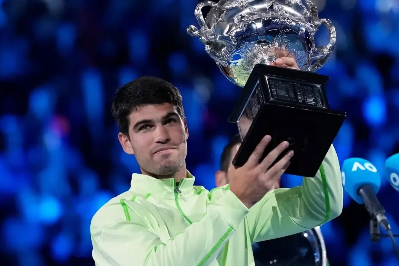 Alcaraz levanta el trofeo de campe�n del Open de Australia