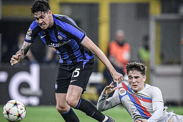 Bastoni pelea con Gavi por un bal�n en un duelo con el Barcelona