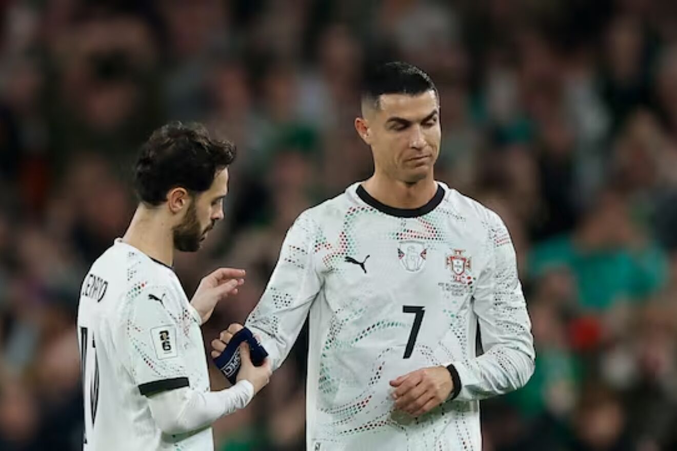 Cristiano, junto a Bernardo Silva, tras ser expulsado ante Irlanda