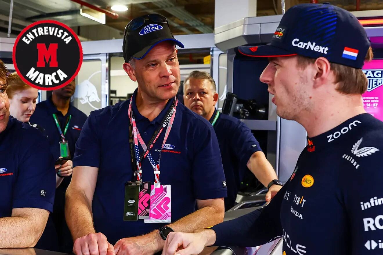 Mark Rushbrook junto a Max Verstappen
