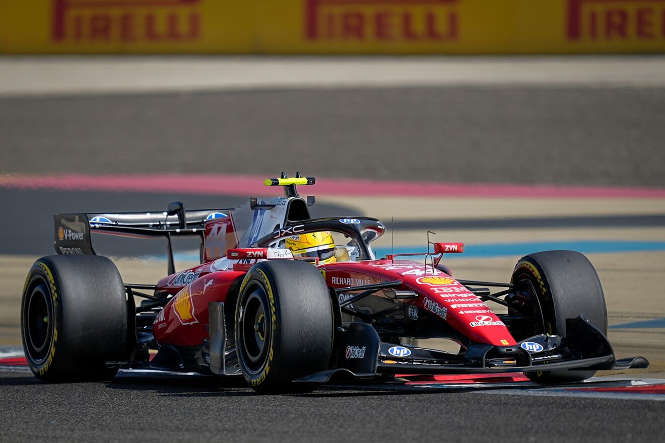 Lewis Hamilton, arriba de su Ferrari en los test de Bahr�in.