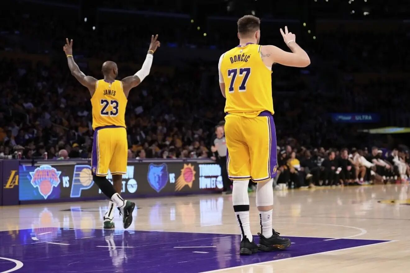LeBron y Doncic, durante un partido
