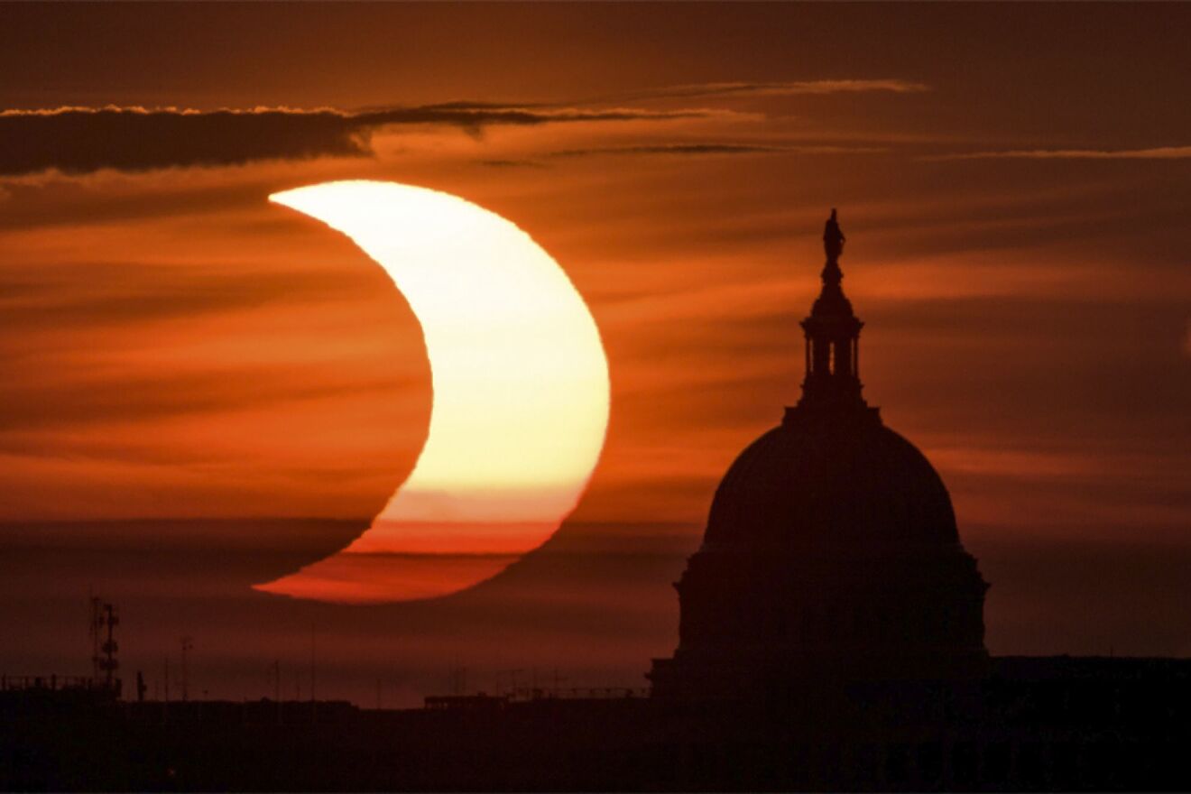 Las nubes se vieron doradas o rojas. El Sol se convirtió en un anillo...