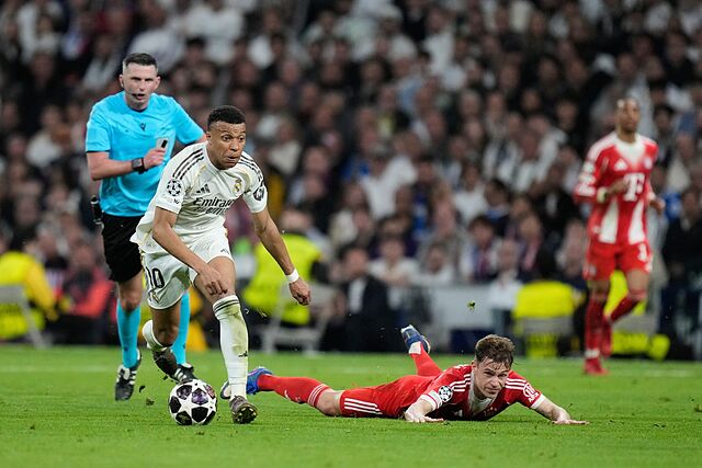 Mbapp� se escapa de Kimmich en el partido de ida.