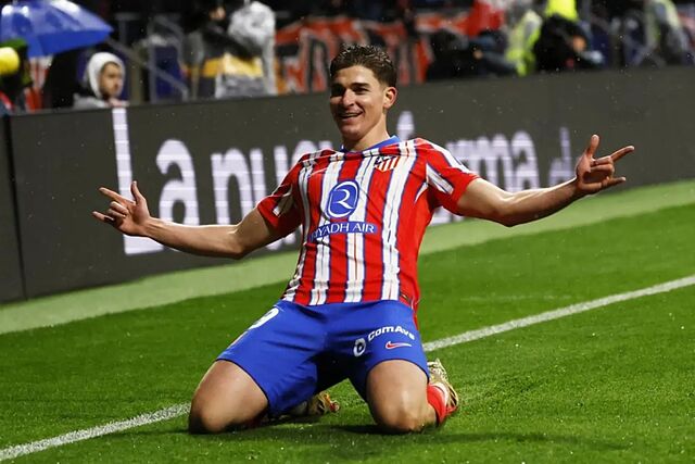 Juli�n �lvarez celebra un gol con el Atl�tico