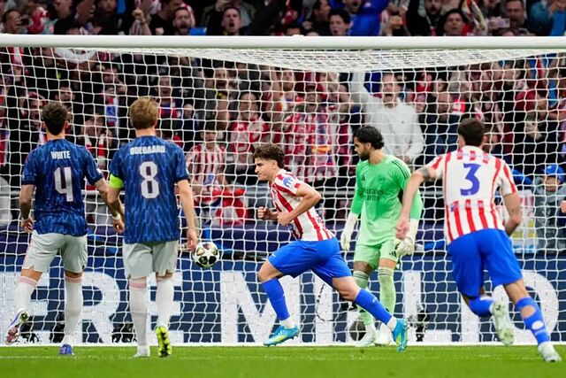 Juli�n �lvarez tras marcar de penalti al Arsenal