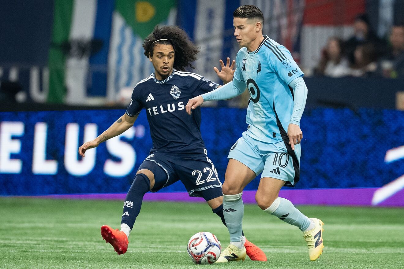 James Rodr�guez disputa un bal�n con Axiel Jackson, de Vancouver.