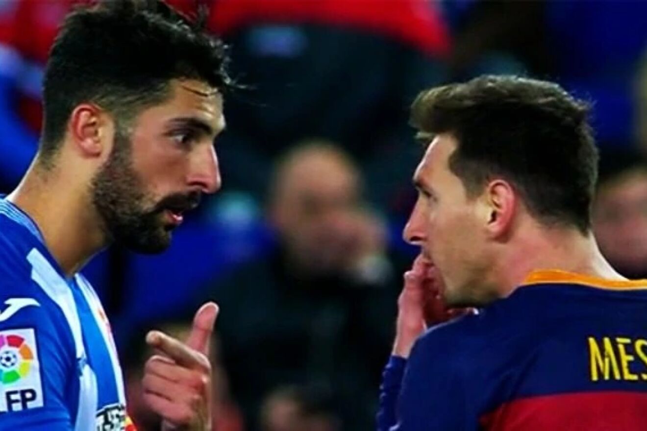 �lvaro Gonz�lez y Messi, discutiendo en aquel derbi catal�n