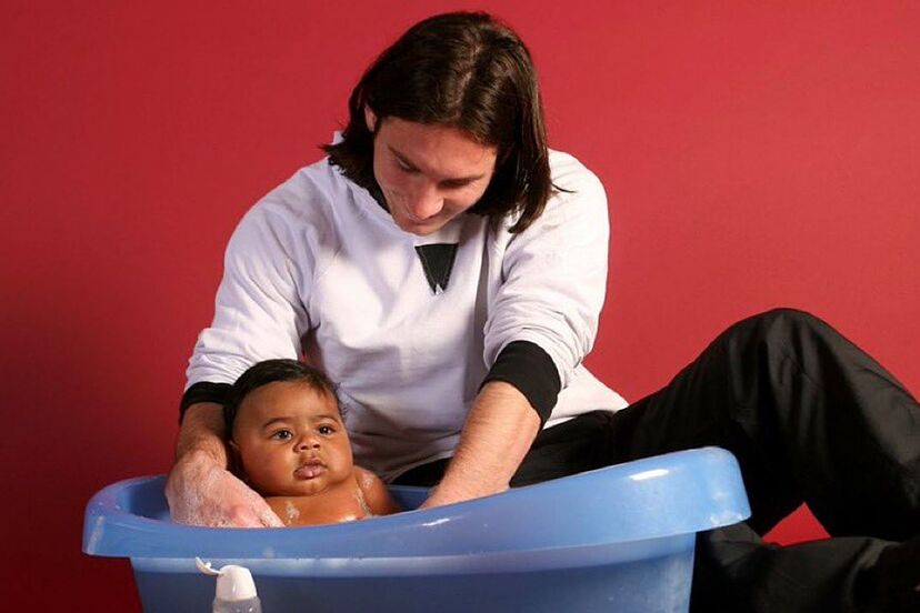 Es real la foto de Lionel Messi bañando al bebé Lamine Yamal? La historia detrás de la imagen | MARCA México