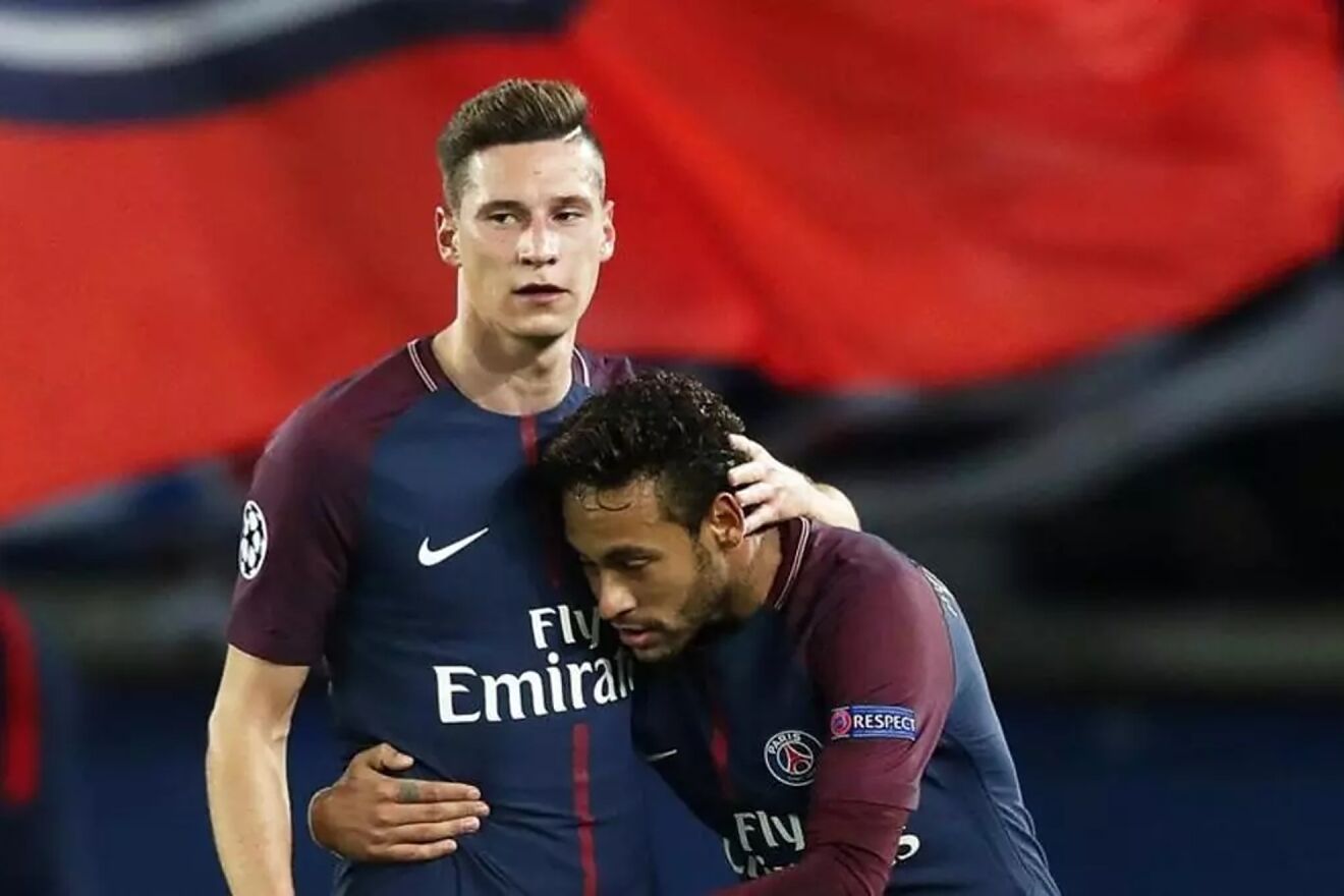 Draxler y Neymar se abrazan tras marcar un gol el PSG