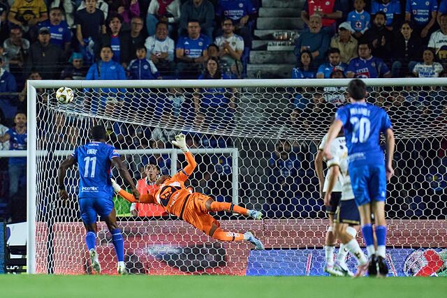 La atajada de Keylor Navas a Paradela en la final de la Liga MX /
