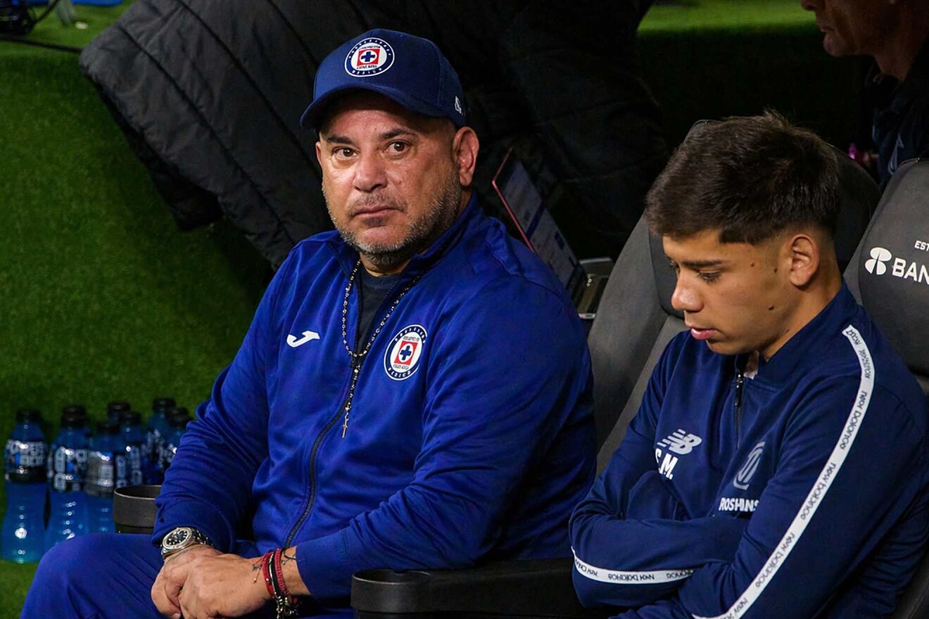 Turco Mohamed y la gorra de Cruz Azul, algo "real" solo en el mundo de...