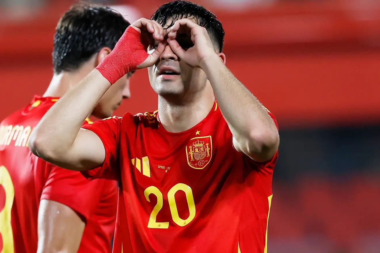 Pedri celebra un gol con Espa�a