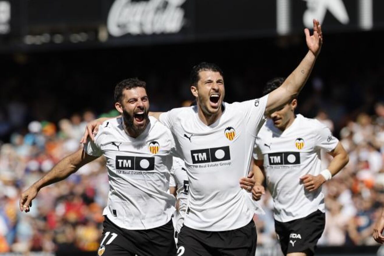 Guido Rodr�guez celebra un gol con el Valencia.