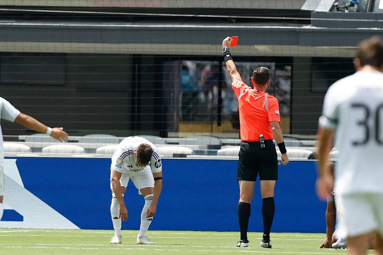 Momento en el que Asencio ve la roja ante Pachuca