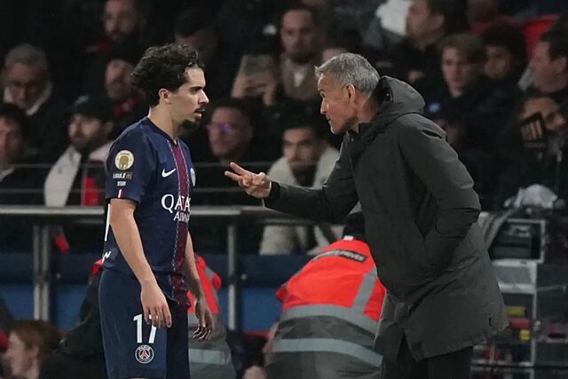 Vitinha recibe instrucciones de Luis Enrique en un duelo del PSG
