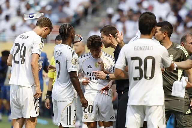 Xabi Alonso da instrucciones en el Mundial de Clubes