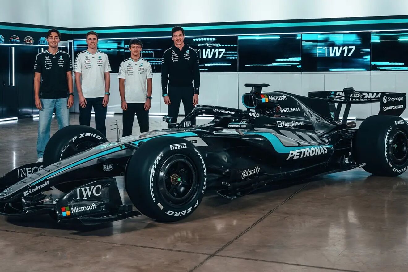 Wolff, junto al nuevo W17 y sus pilotos, Russell, Antonelli y Vesti