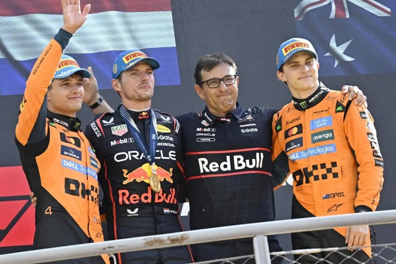Verstappen, en el podio, junto a Norris y Piastri