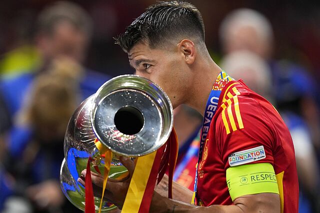�lvaro Marata levanta el trofeo tras ganar la final entre Espa�a e Inglaterra en la EURO 2024 en Berl�n, Alemania, el domingo 14 de Julio 2024.