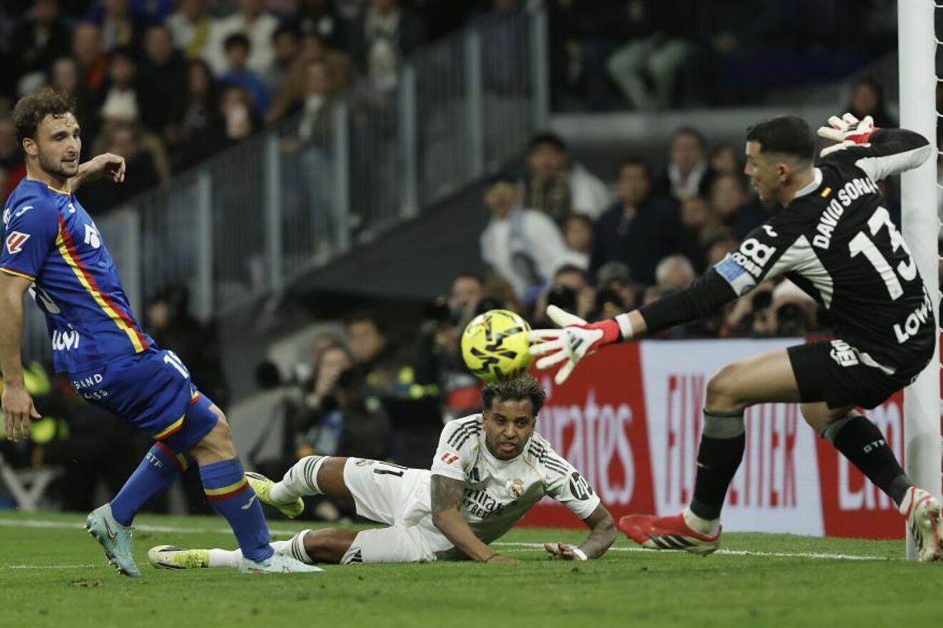 Rodrygo cabecea durante el partido ante el Getafe.