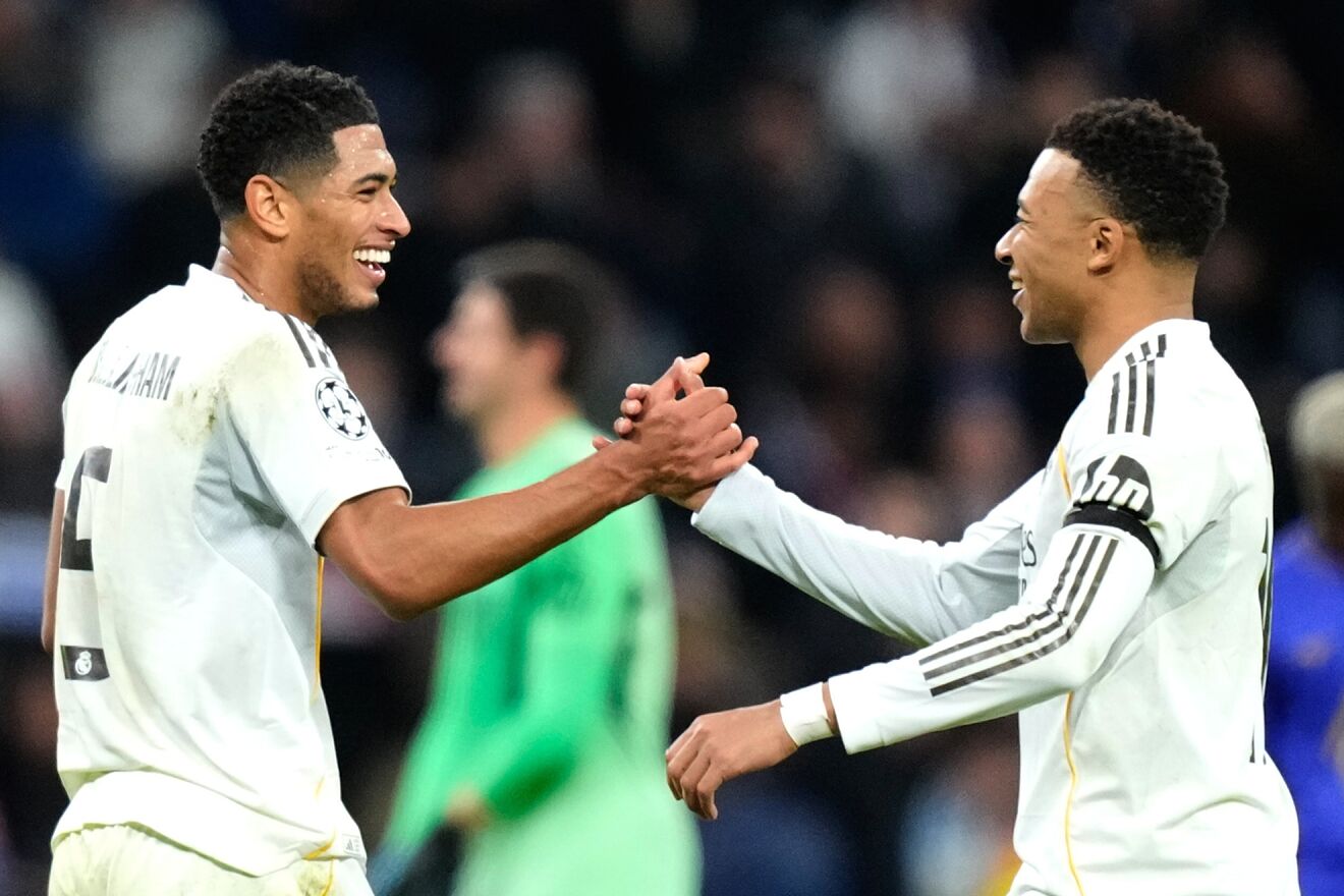 Bellingham y Mbapp� se saludan en un partido del Real Madrid.