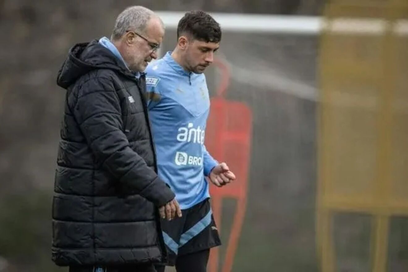 Marcelo Bielsa y Federico Valverde, con la selección uruguaya