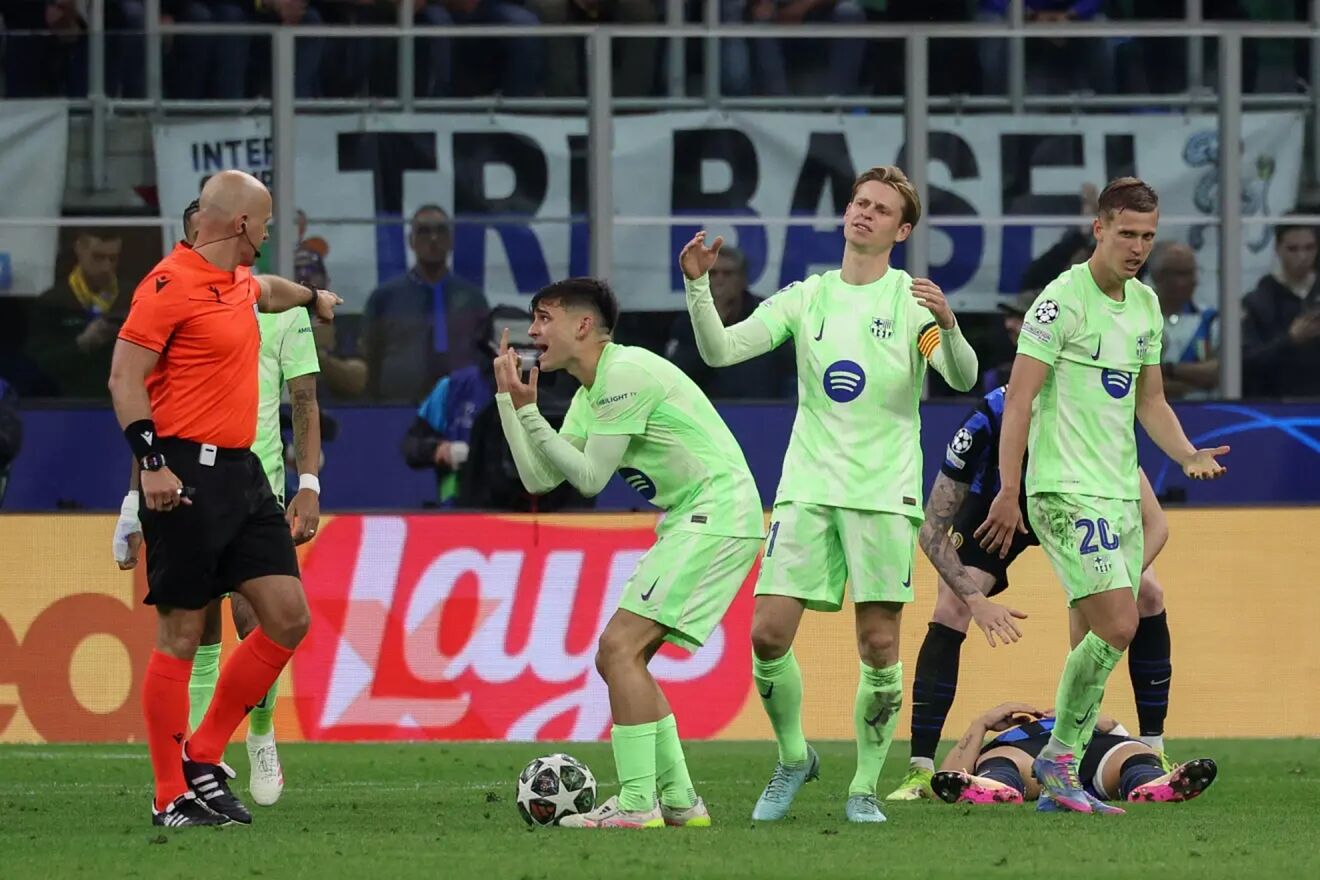 Pedri, De Jong y Dani Olmo protesta a Marciniak