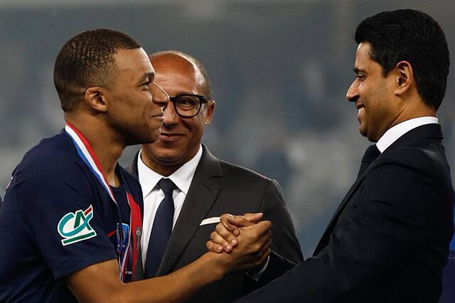 Mbapp� y Al-Khela�fi en un saludo.