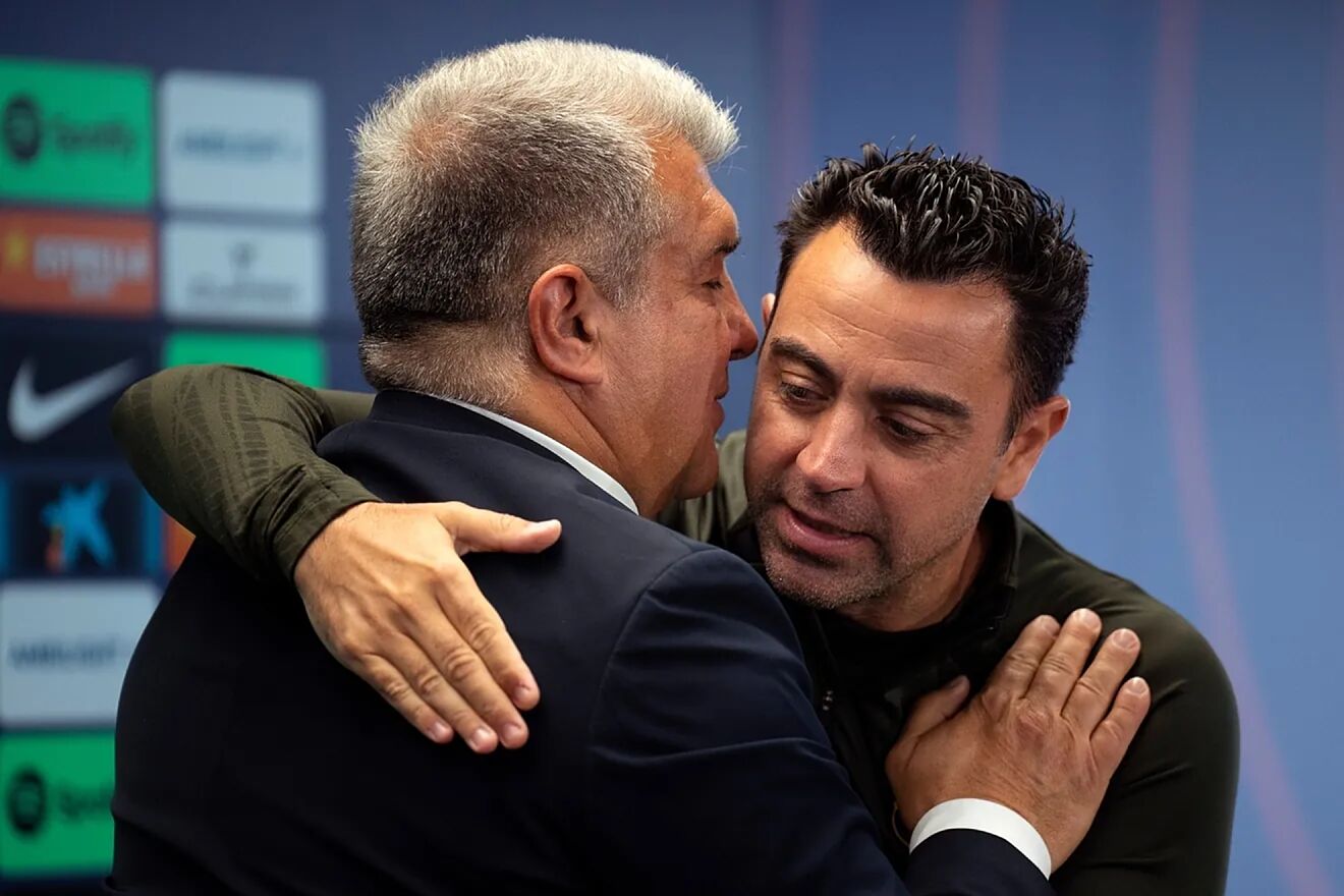 Laporta y Xavi se abrazan en una imagen de archivo