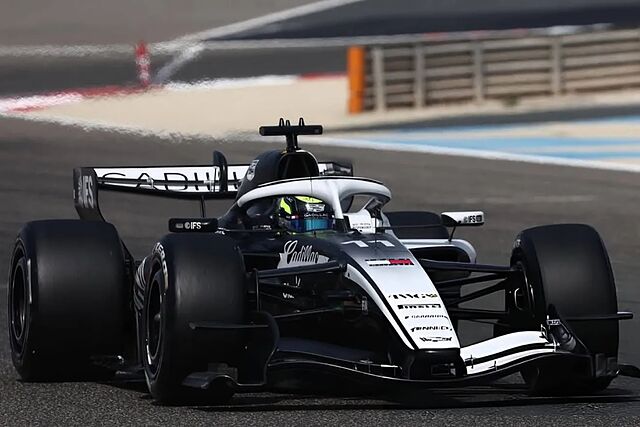 Checo, con su Cadillac