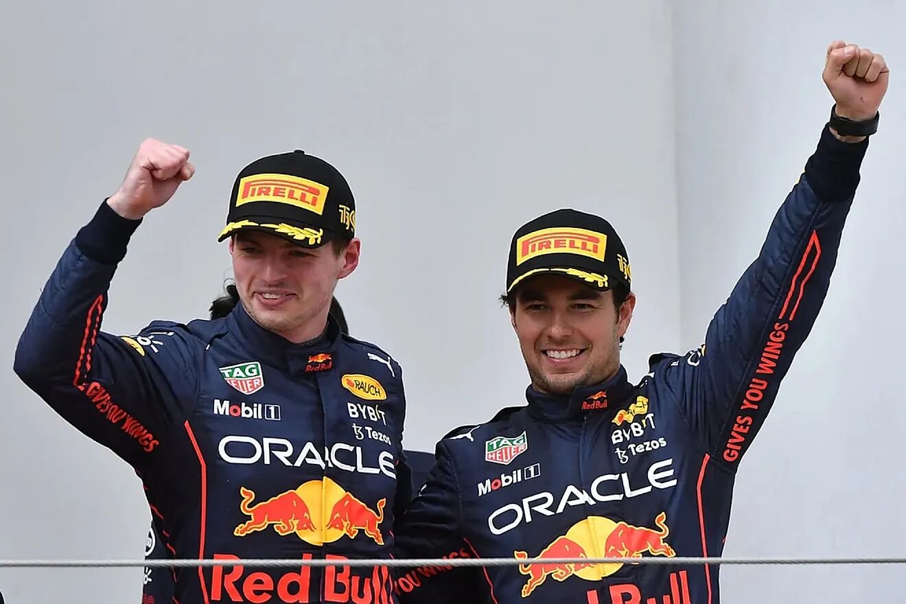 Verstappen y Checo, en un podium
