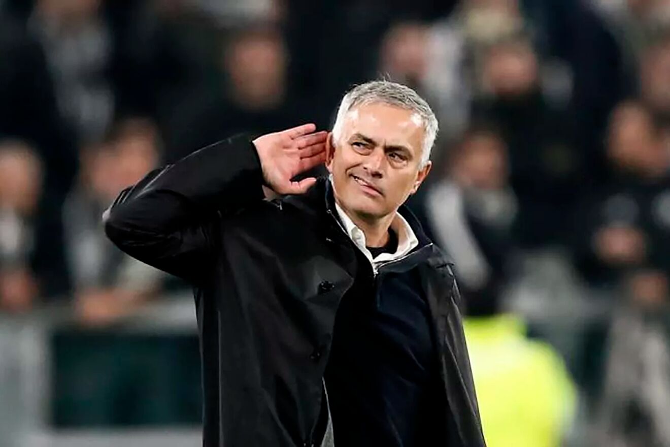 Mourinho, durante un partido con el Benfica