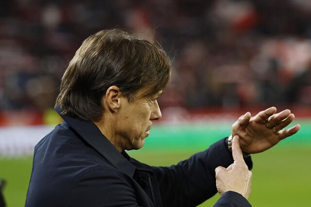 Almeyda, durante un partido con el Sevilla.