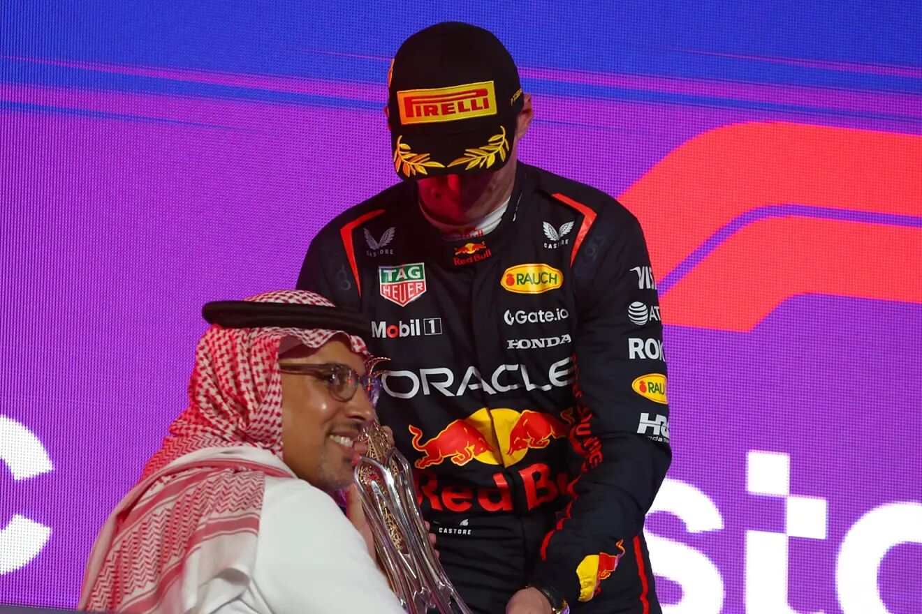 El pr�ncipe Khalid, entregando el trofeo a Max Verstappen en el GP de...