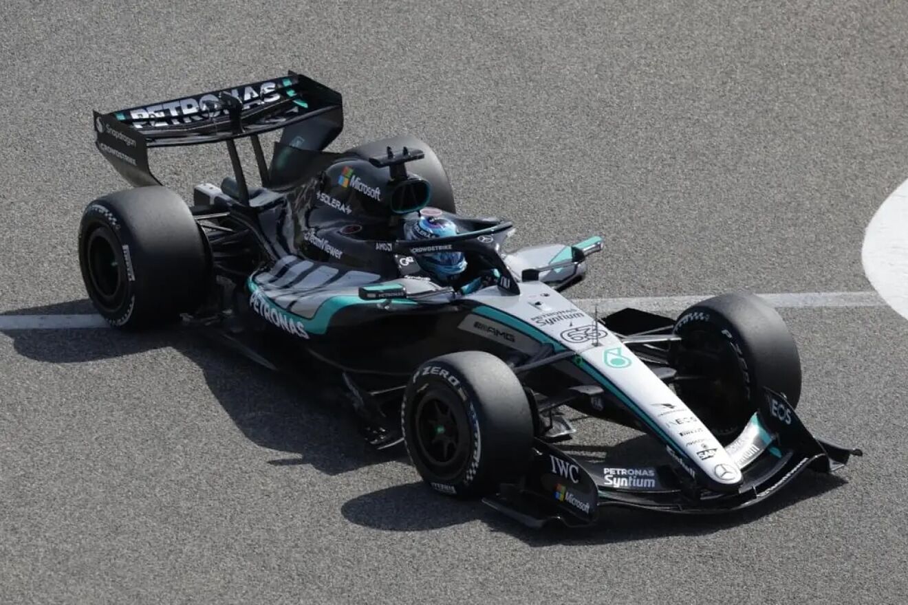 Russell, en su Mercedes