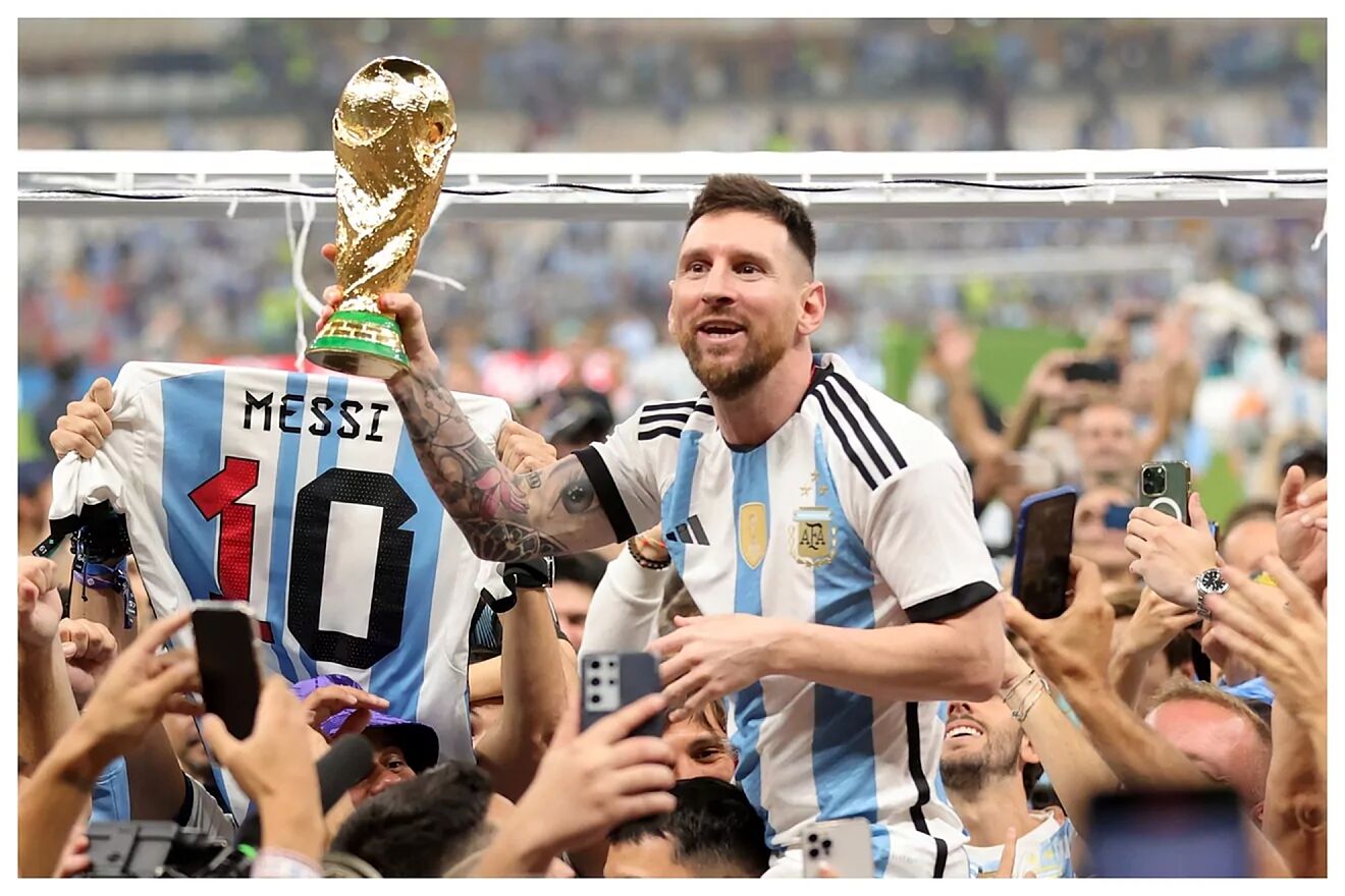 Leo Messi con el trofeo de campe�n del mundo