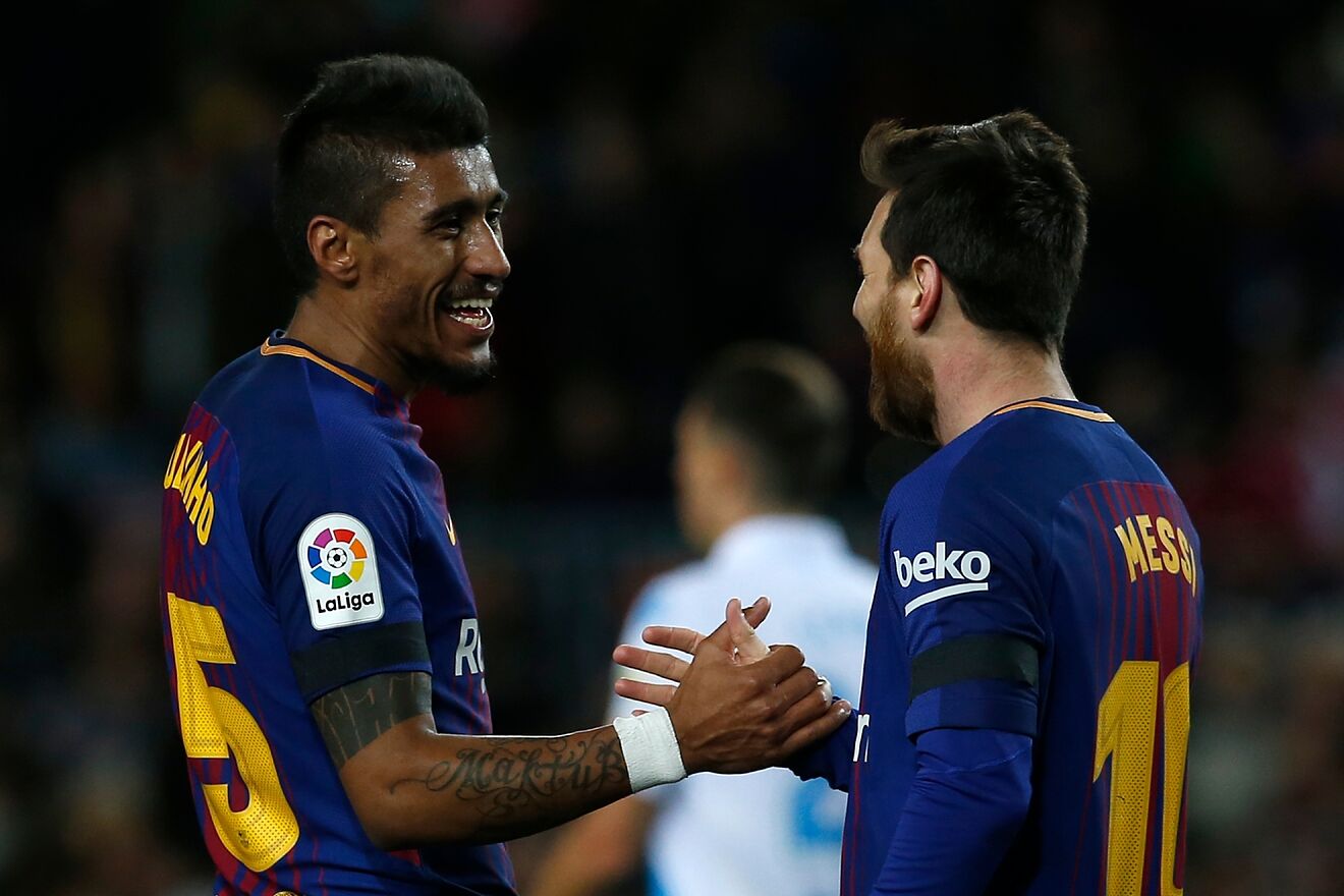 Messi y Paulnho se saludan durante un partido del Barcelona.