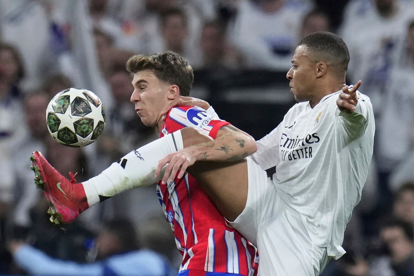 Mbapp� pugna con Barrios en el �ltimo derbi ante el Atl�tico en...